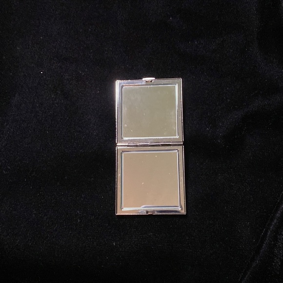 Swarovski graphite crystal compact mirror.💋 - Picture 3 of 7